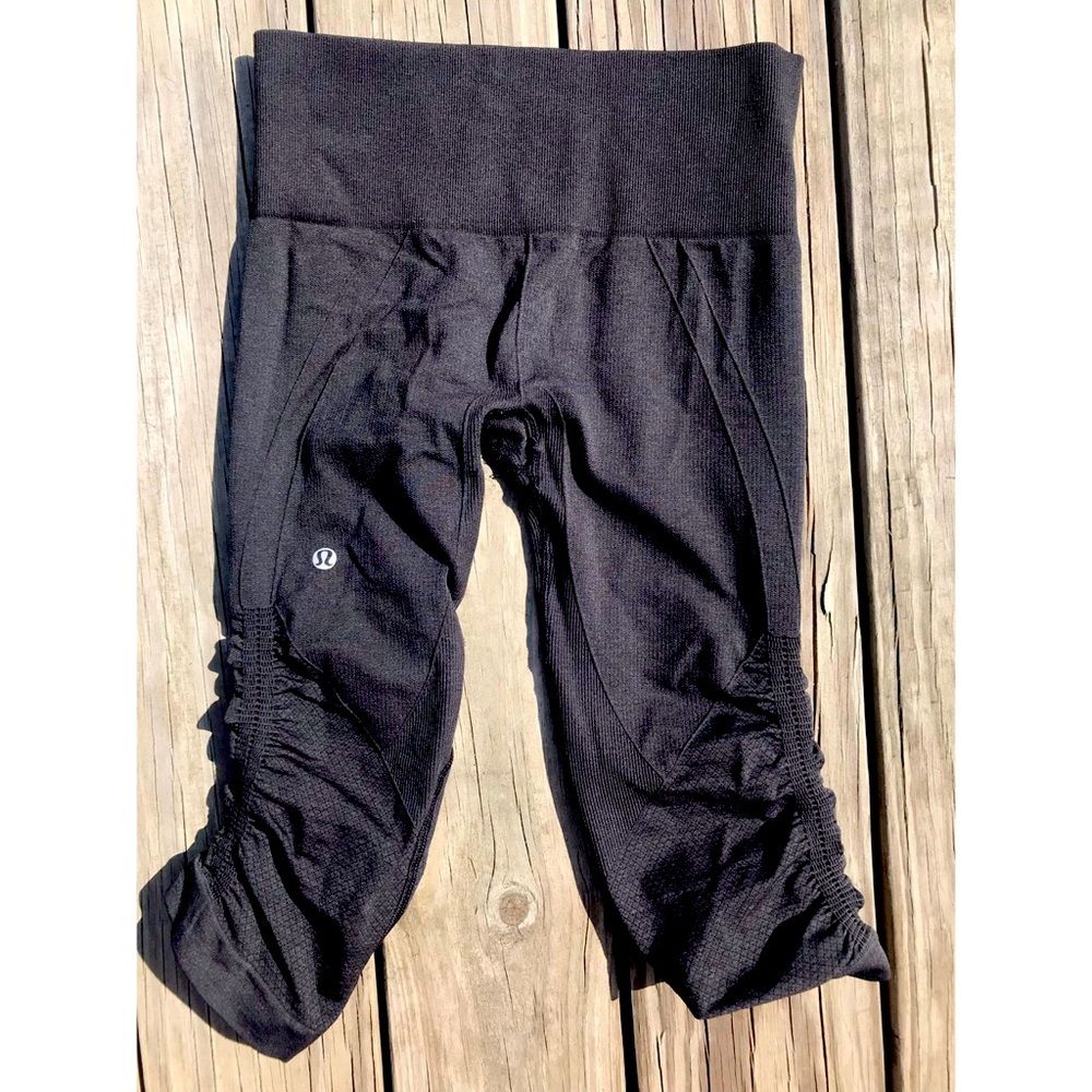 LULULEMON charcoal gray cropped leggings